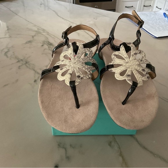 Clarks Artisan  Sandals Sz 7 NWT - Picture 9 of 12